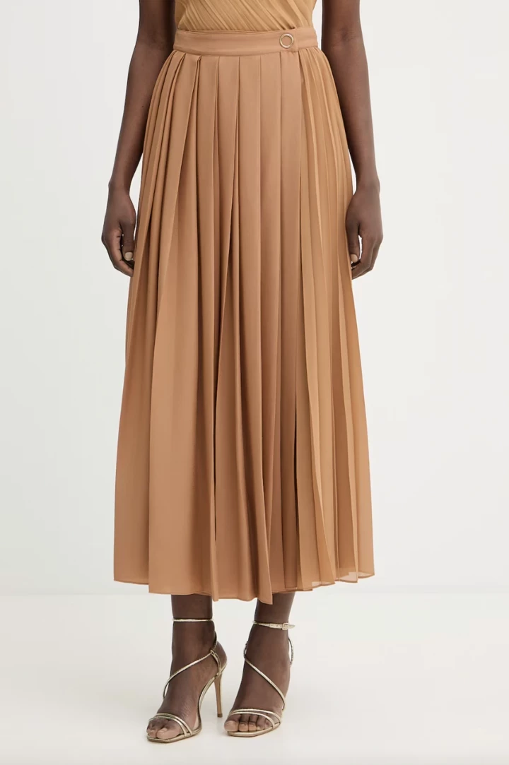 Модниці цієї весни несподівано надають перевагу цій спідниці.
6