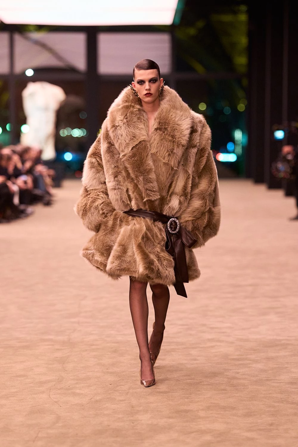 Чуттєвість та мінімалізм: свіжа лінія Saint Laurent осінь-зима 2026/2027
5