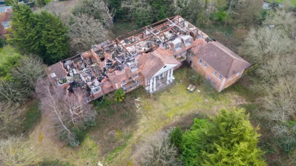 W8media. БЕЗ КРЕДИТУ W8media Нерухомість на Бішопс-авеню в Ірані. Нерухомість вартістю близько 150 мільйонів фунтів стерлінгів залишилася порожньою, покинутою, а деякі частини знесені в ряду мільярдерів на Бішопс-авеню в Північному Лондоні. Дивіться статтю для отримання додаткової інформації. Фотографія: REDCROFT, Бішопс-авеню, 06/03/2026.