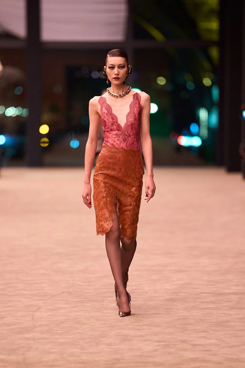 Чуттєвість та мінімалізм: свіжа лінія Saint Laurent осінь-зима 2026/2027
6