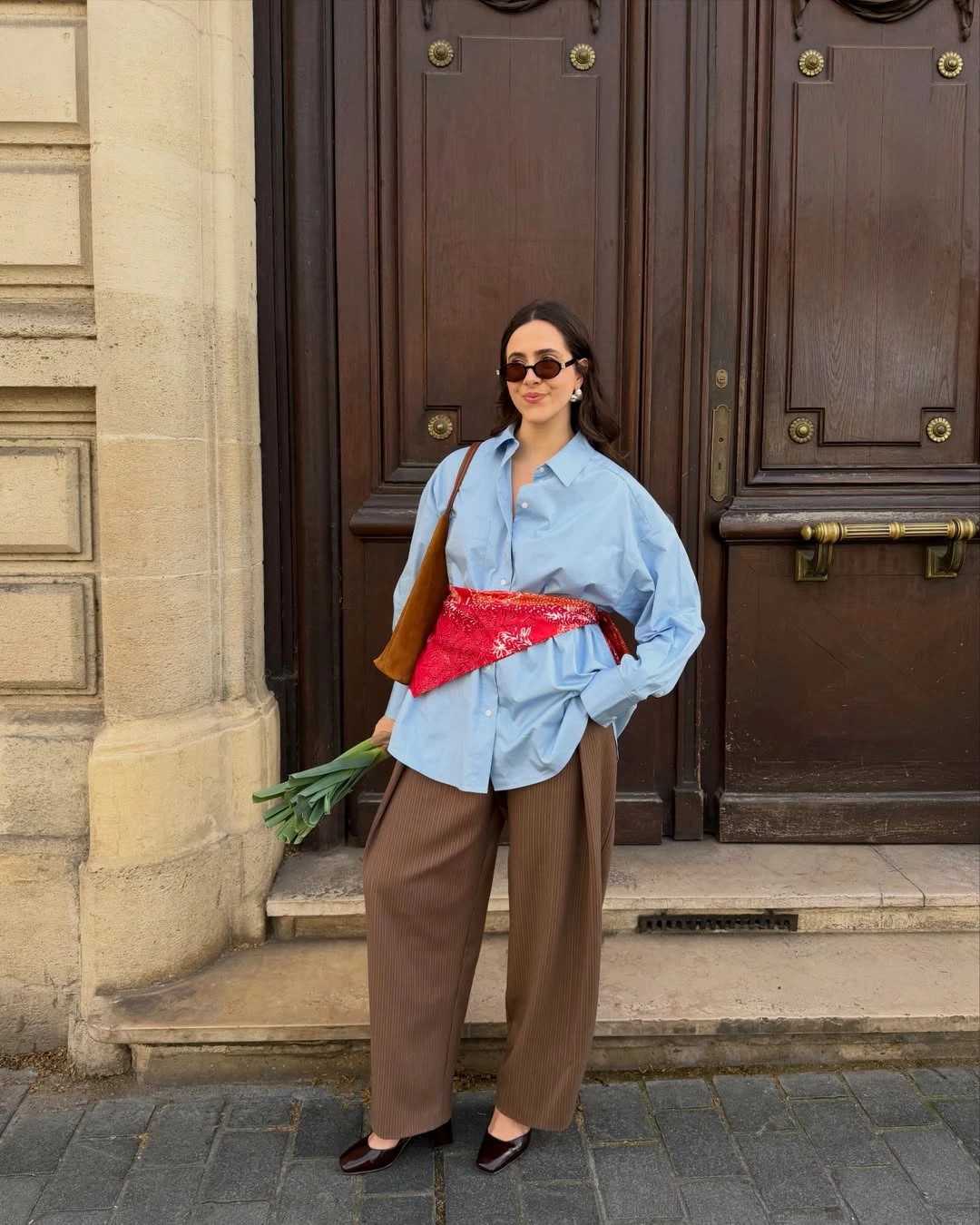 Головна 136 Чотири топові стилі поєднання небесної сорочки з брюками у весняно-літньому сезоні 2026.