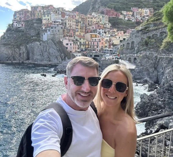 ФОТО З Kennedy News/360Cruising (НА ФОТО: 29-РІЧНА КАТРІНА МІДДЛТОН ТА 43-РІЧНИЙ КЕВІН МІДДЛТОН ДОСЛІДЖУЮТЬ МІСЦЕ ПІД ЧАС СВОГО КРУЇЗУ) Подружжя продало свій будинок вартістю 310 000 фунтів стерлінгів, щоб натомість жити та працювати віддалено з КРУЇЗНИХ СУДЕН, стверджуючи, що це ДЕШЕВШЕ, ніж жити у Великій Британії. Катріна Міддлтон та її 43-річний чоловік Кевін прийняли «лякаюче» рішення продати свій будинок у лютому цього року, щоб «побачити, куди їх приведе життя», перейшовши на повний робочий день на круїзні лайнери. Обоє завжди любили круїзи, і вони вважають, що прийняли «найкраще рішення», і з вересня 2025 року здійснюють круїзи поспіль, відвідуючи Карибські острови, Маврикій та Маямі. ВІДМОВА ВІД ВІДПОВІДАЛЬНОСТІ: Хоча Kennedy News and Media докладає всіх зусиль для встановлення авторських прав та автентичності всіх наданих зображень, вони не несе відповідальності за будь-які збитки, втрати чи судові позови, спричинені використанням наданих зображень, а публікація зображень здійснюється виключно на ваш розсуд. ДИВ. КОПІЮ KENNEDY NEWS – 0161 697 4266