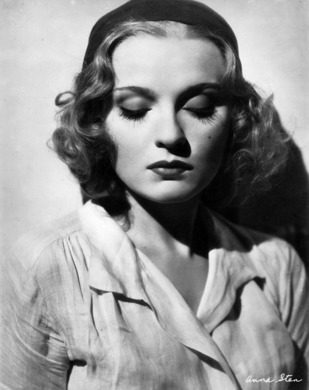 Книга до прочитання: історія життя українки Анни Стен, першої зірки Голлівуду.
2