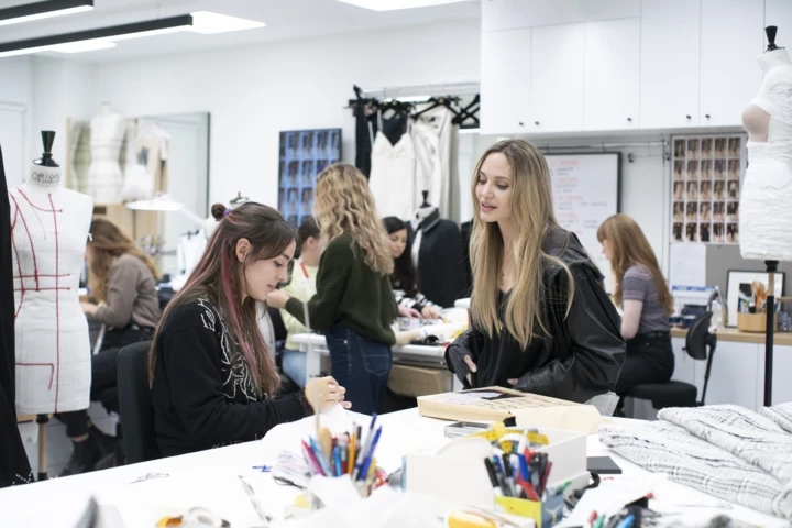 П'ять приводів глянути кіно "Кутюр" з Анджеліною Джолі 6 П'ять приводів глянути кіно "Кутюр" з Анджеліною Джолі
1