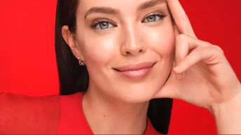 Головна 199 Емілі в Парижі: Розмова з обличчям Vichy, супермоделлю Емілі Ді Донато