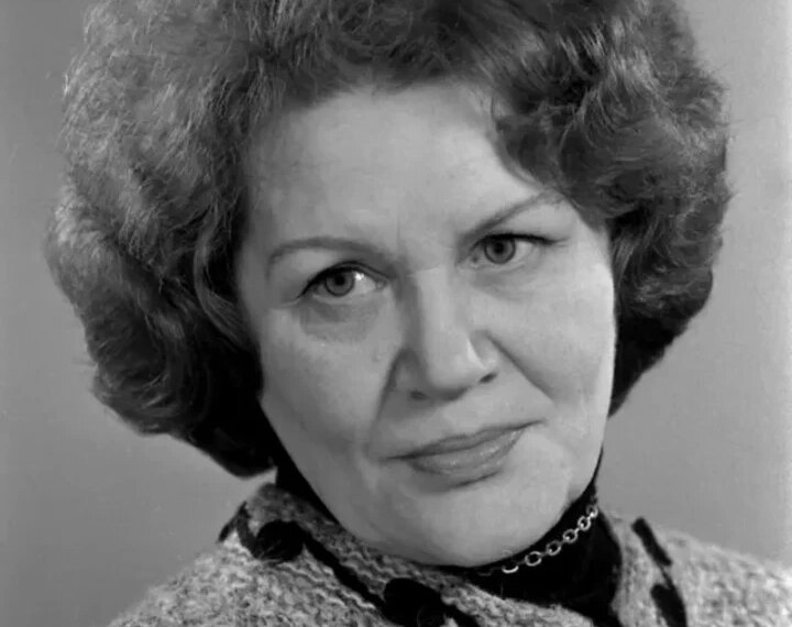 Головна 171 П’ять проникливих поезій Ліни Костенко про любов.