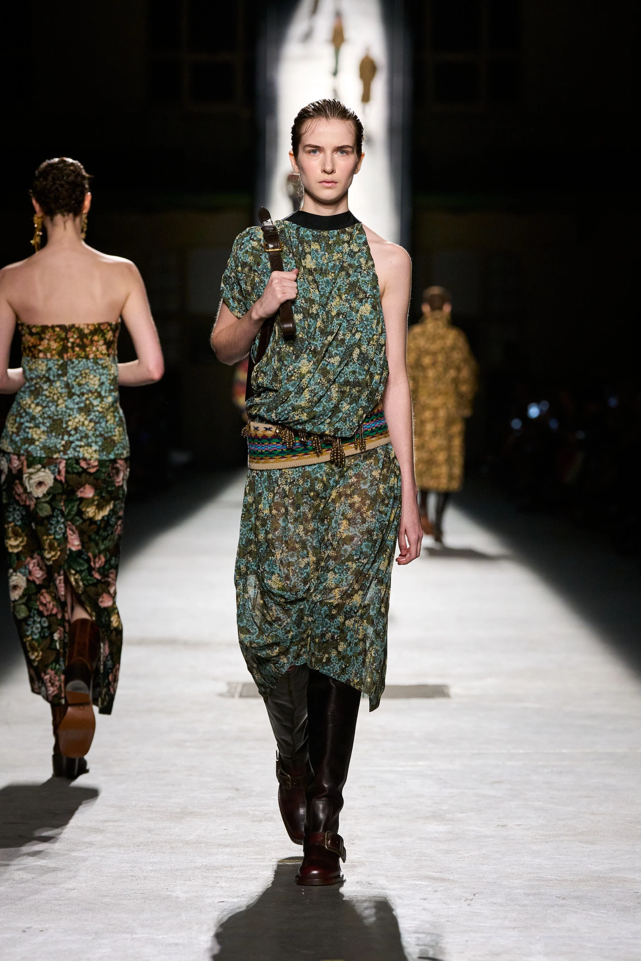Туга за молодістю: огляд нової осінньо-зимової лінійки Dries Van Noten 2026/2027 24 Туга за молодістю: огляд нової осінньо-зимової лінійки Dries Van Noten 2026/2027
7