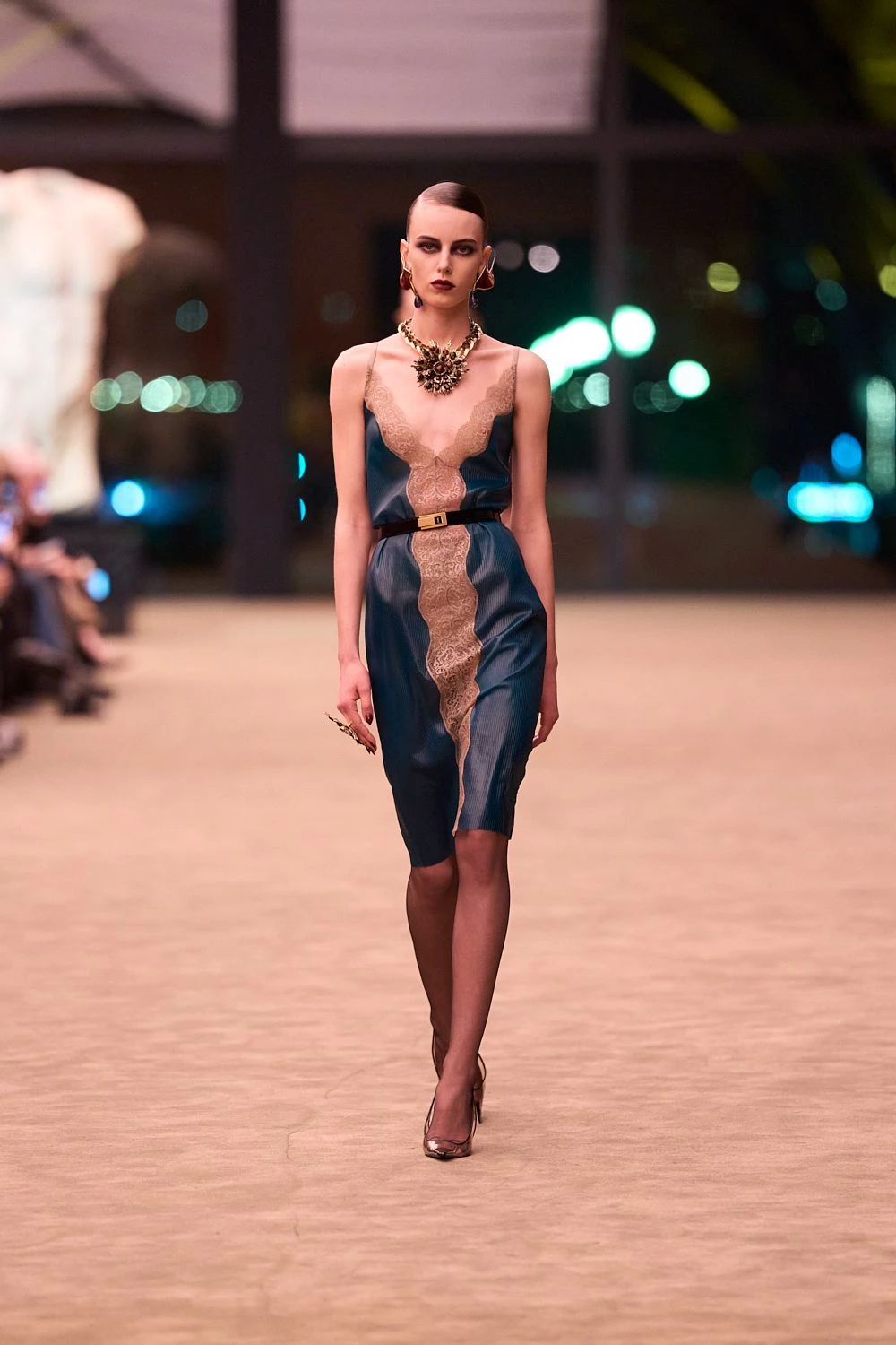 Чуттєвість та мінімалізм: свіжа лінія Saint Laurent осінь-зима 2026/2027
8