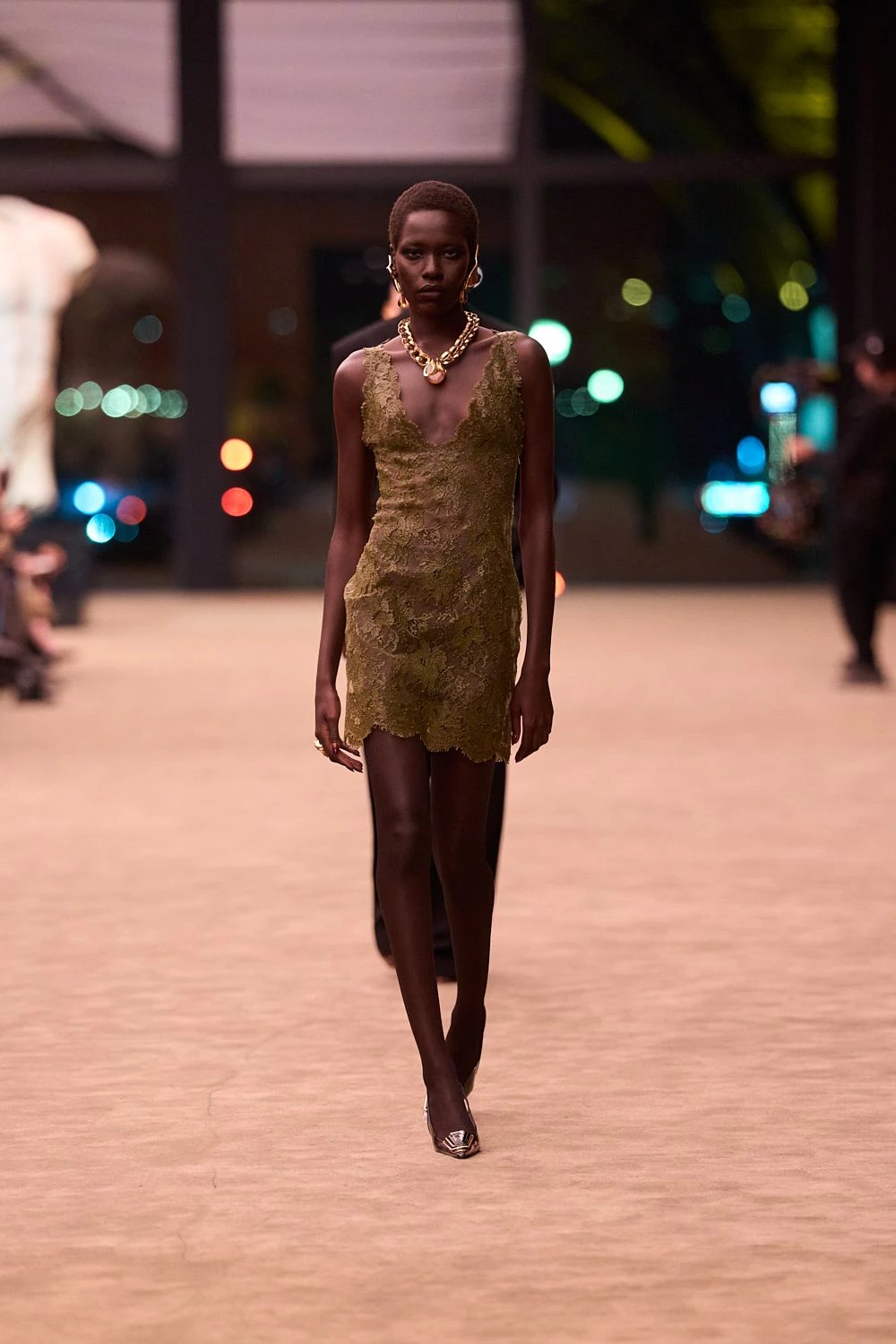 Чуттєвість та мінімалізм: свіжа лінія Saint Laurent осінь-зима 2026/2027
11