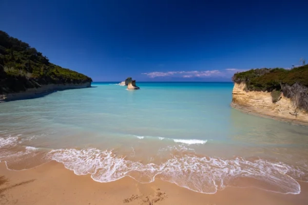 Морський пейзаж під час відпочинку на грецькому острові Корфу