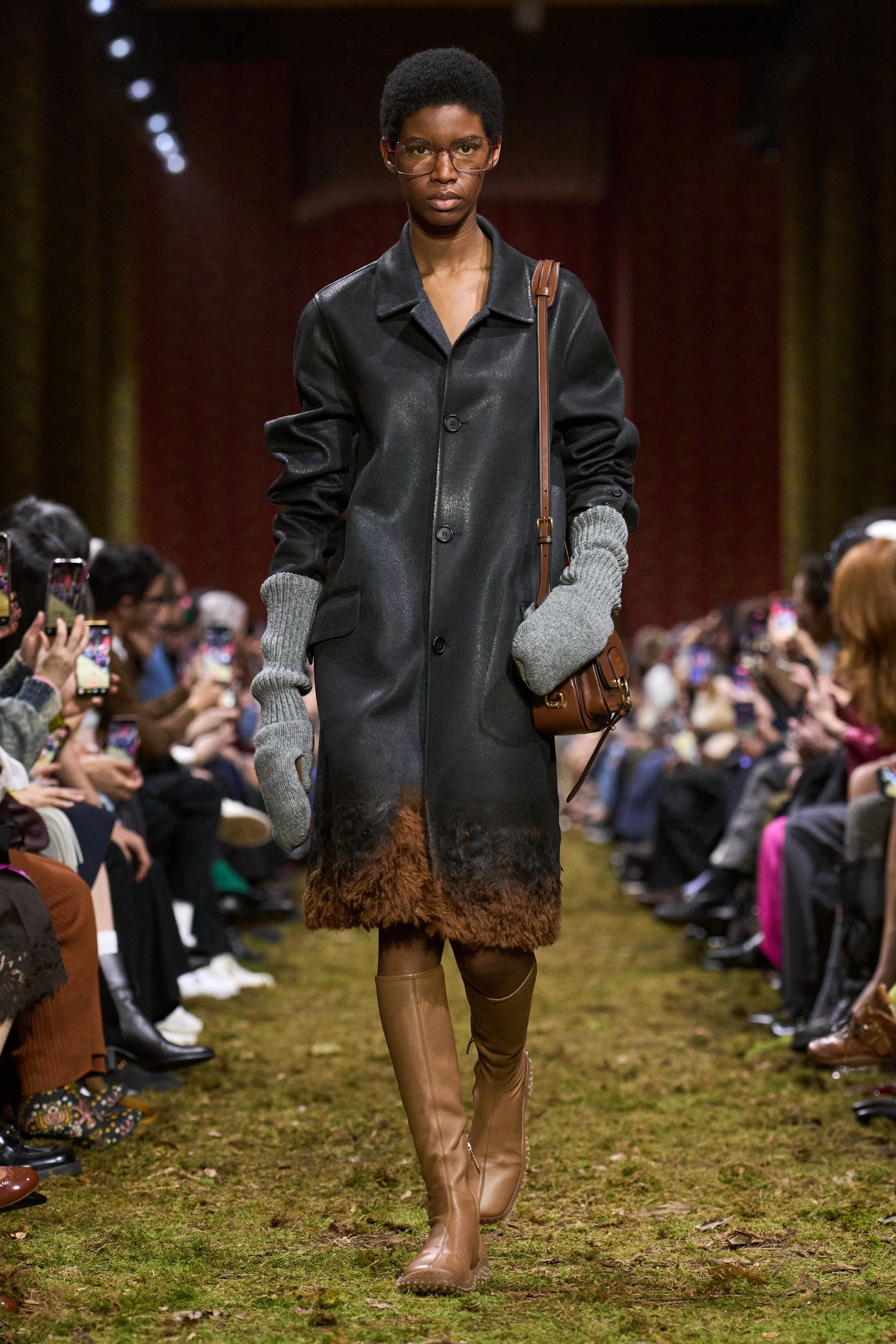 Miu Miu осінь-зима 2026/2027: свіжа збірка, мінімалістичний погляд Пради.
3