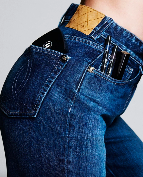 Відлуння дев'яностих у свіжій косметичній лінійці Chanel.
1