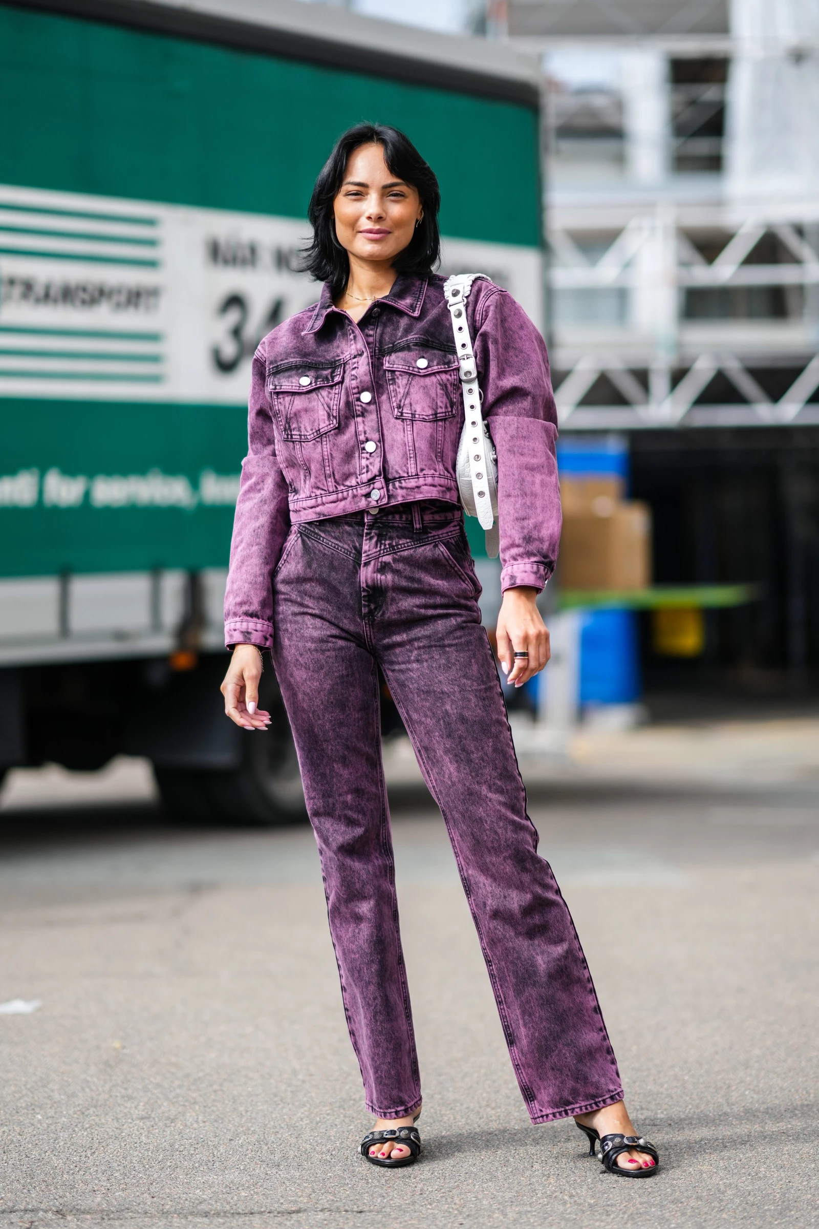 Лілові джинси – провідний хіт 2026: 4 тони, що витіснять звичний денім
3