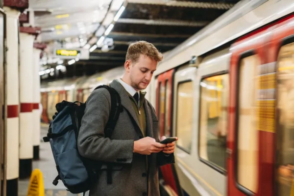 Велика авіакомпанія забороняє "недбало перевезення" на всіх 24 щоденних рейсах з аеропортів Великої Британії 15 Бізнесмен за допомогою смартфона під час очікування поїзда лондонського метро