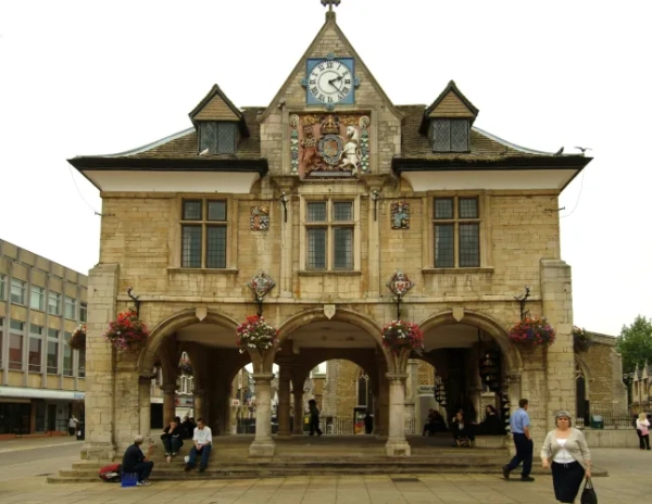 Британське місто, яке було неймовірним у 80-х, але тепер має «атмосферу страждань» 13 Фасад Гілдхолу, Пітерборо, вид з вулиці