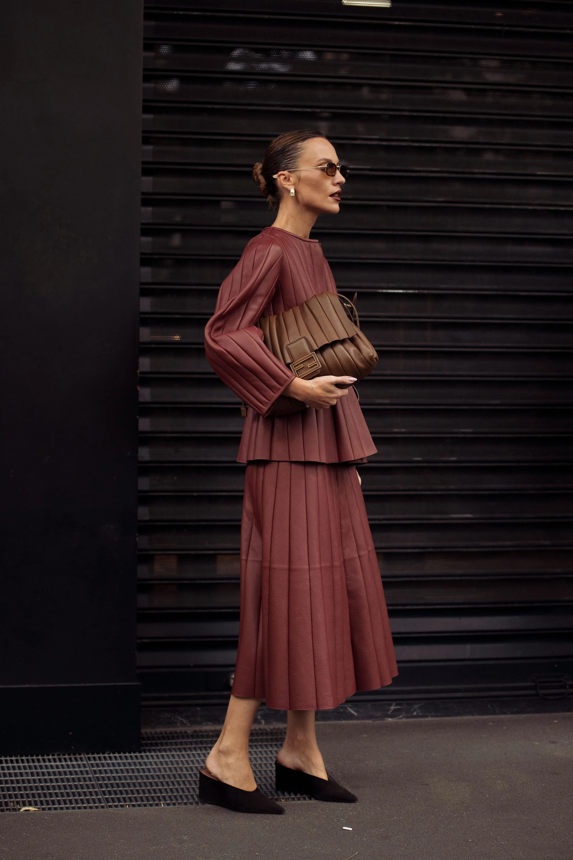 Клиноподібні мюлі: несподіваний писк моди та найкращий вибір взуття на цю весну.
0