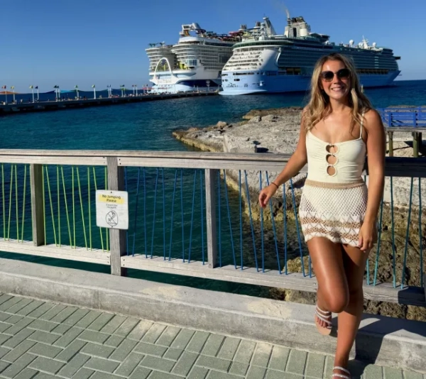 ФОТО З Kennedy News/360Cruising (НА ФОТО: 29-РІЧНА КАТРІНА МІДДЛТОН СТОЇТЬ БІЛЯ КРУЇЗНОГО ЛАЙНЕРА) Подружжя продало свій будинок вартістю 310 000 фунтів стерлінгів, щоб натомість жити та працювати віддалено з КРУЇЗНИХ ЛАЙНЕРІВ, стверджуючи, що це ДЕШЕВШЕ, ніж жити у Великій Британії. Катріна Міддлтон та її 43-річний чоловік Кевін прийняли «лякаюче» рішення продати свій будинок у лютому цього року, щоб «побачити, куди їх заведе життя», перейшовши на повний робочий день на круїзні лайнери. Обоє завжди любили круїзи, вони вважають, що прийняли «найкраще рішення» і з вересня 2025 року здійснюють поспіль круїзи, відвідуючи Карибські острови, Маврикій та Маямі. ВІДМОВА ВІД ВІДПОВІДАЛЬНОСТІ: Хоча Kennedy News and Media докладає всіх зусиль для встановлення авторських прав та автентичності всіх наданих зображень, вони не несе відповідальності за будь-які збитки, втрати чи судові позови, спричинені використанням наданих зображень, а публікація зображень здійснюється виключно на ваш розсуд. ДИВІТЬСЯ КОПІЮ KENNEDY NEWS – 0161 697 4266