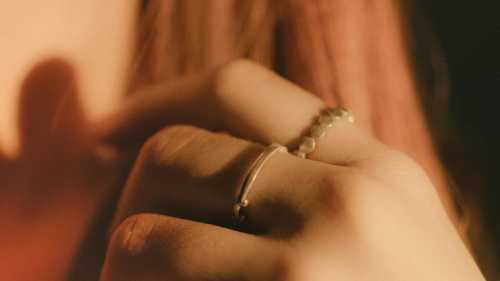 Головна 230 Яке ваше враження про жінку без обручки?