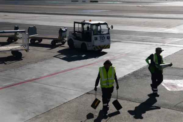 Транспортні засоби та наземний персонал аеропорту Барахас у Мадриді, Іспанія, 27 червня 2022 року. (Фото Якуба Пожицького/NurPhoto via Getty Images)