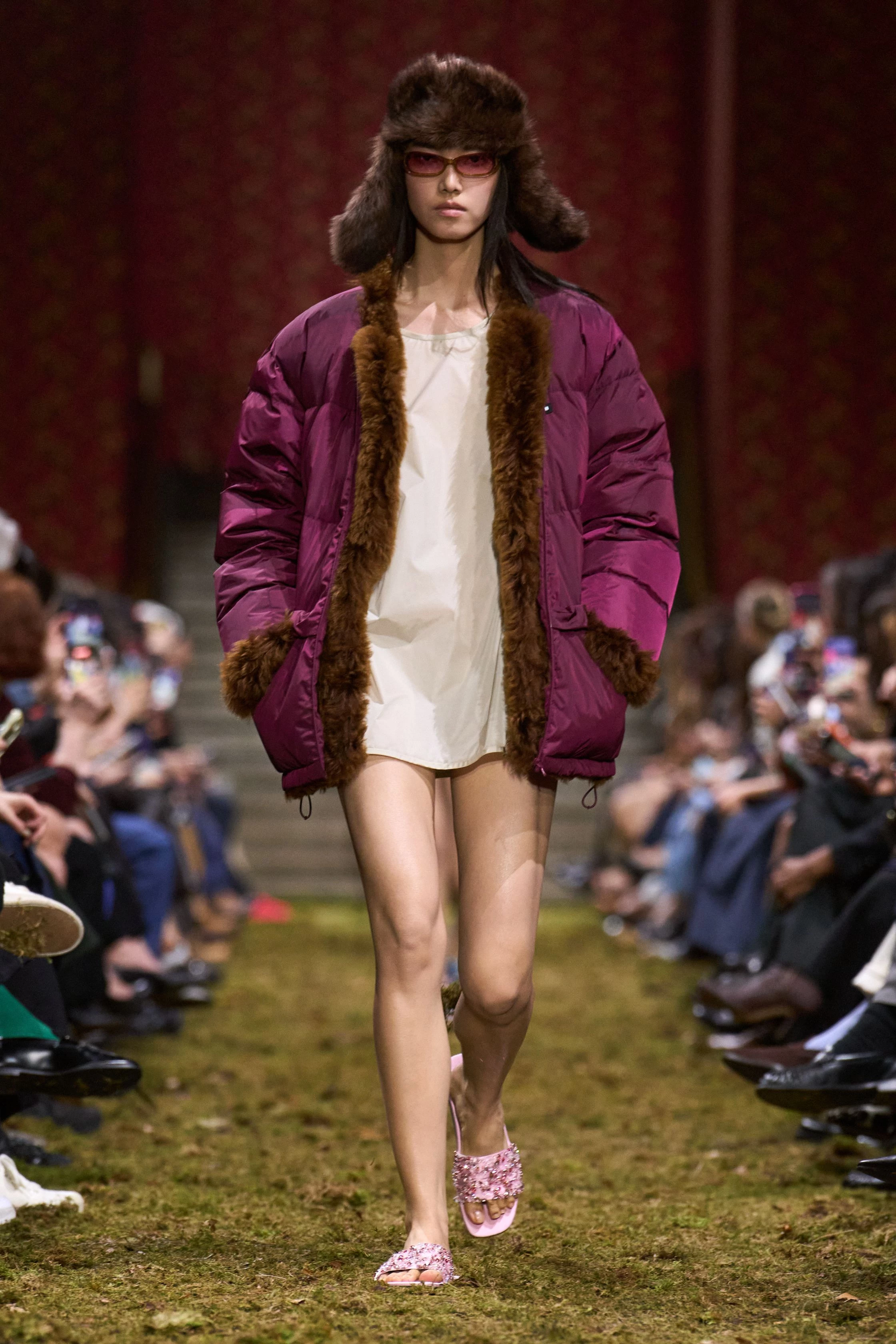 Miu Miu осінь-зима 2026/2027: свіжа збірка, мінімалістичний погляд Пради.
10