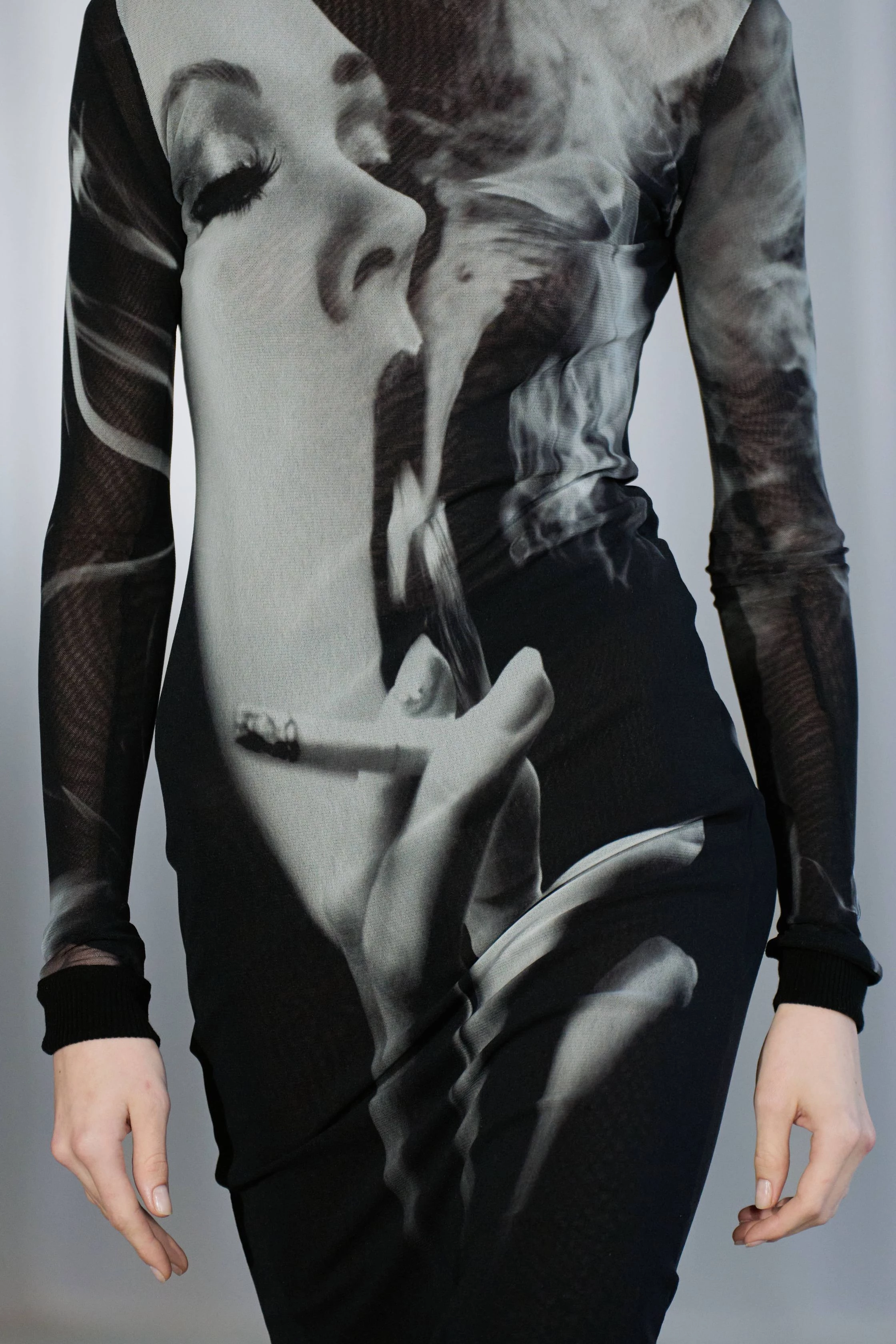 Волосся моделі Jean Paul Gaultier справді курилося на подіумі.
1