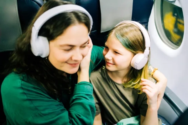 Велика авіакомпанія забороняє "недбало перевезення" на всіх 24 щоденних рейсах з аеропортів Великої Британії 13 Мати і дочка насолоджуються музикою разом під час польоту літака