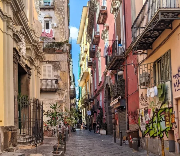 Вулиця в Неаполі, Італія.