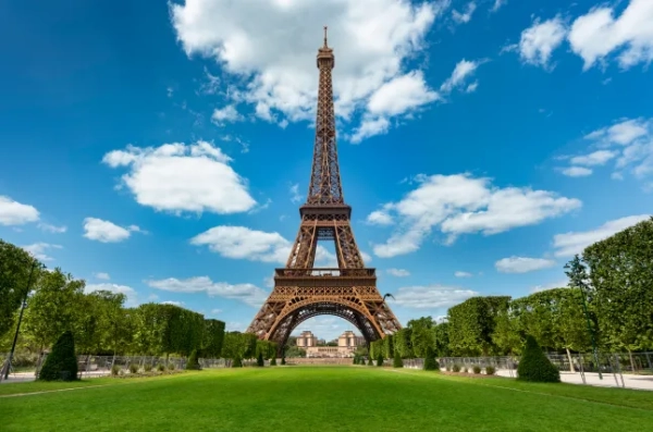 Головна 168 Ейфелева вежа тепер має міст, через який можна перейти, і туристи “жахаються”