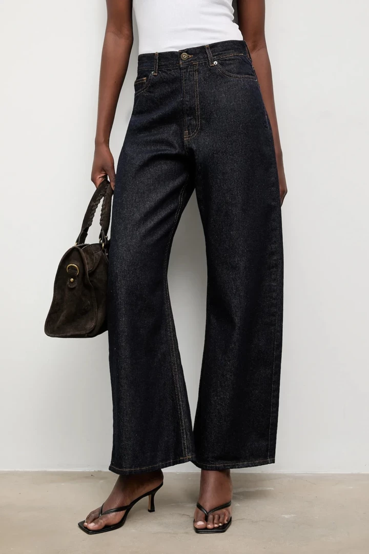 Наймодніші джинси сезону: нова вічна класика 38 Наймодніші джинси сезону: нова вічна класика
20