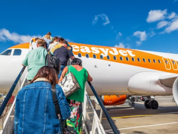Головна 147 EasyJet запускає вузькі сидіння з двома дюймами додаткового простору для ніг