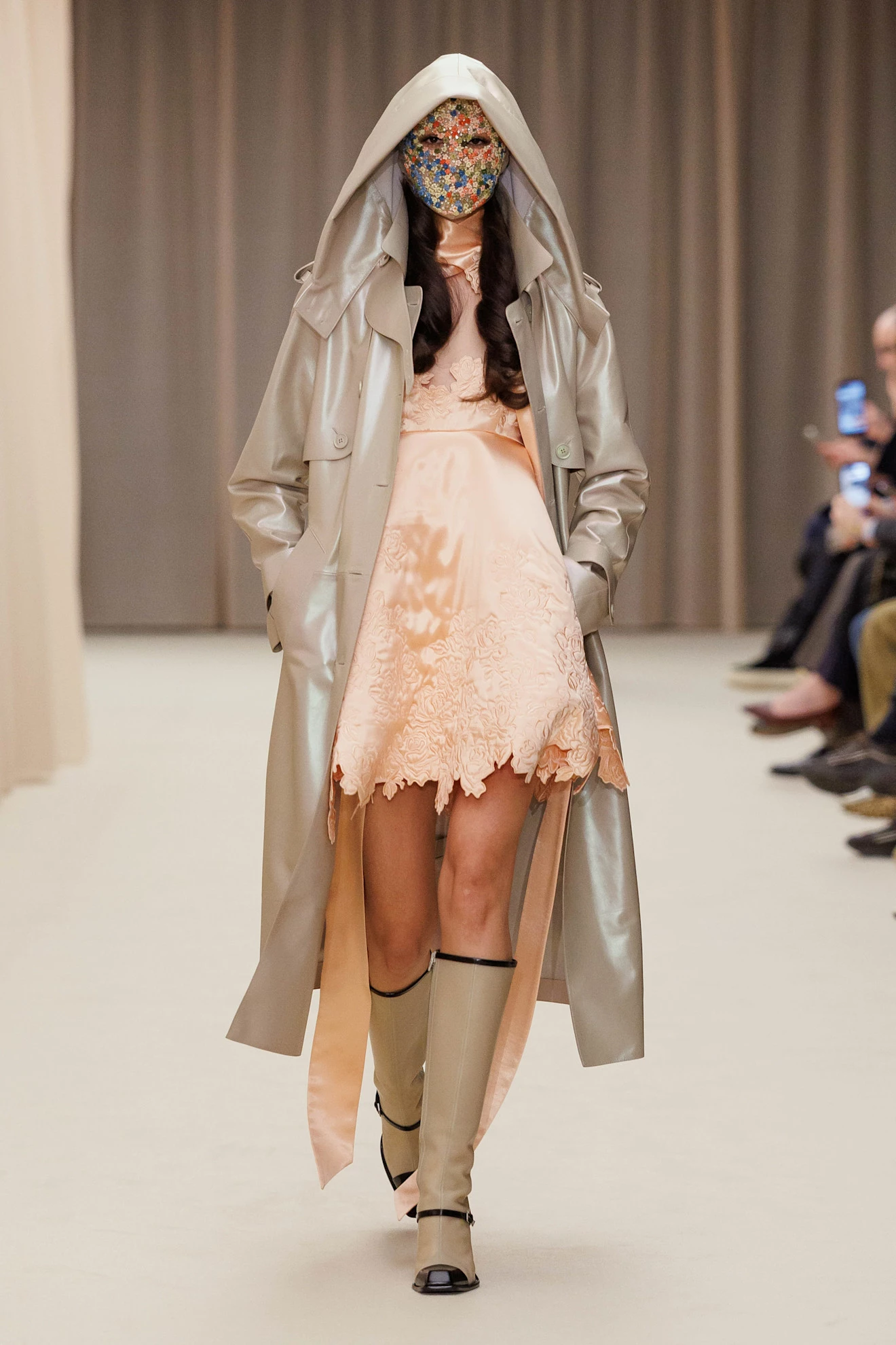 7 головних б'юті-тенденцій з Паризького тижня моди, популярних восени 2026 року.
3