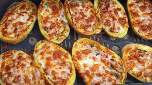 Головна 187 Апетитні фаршировані картопляні човники з грибами та сиром:…