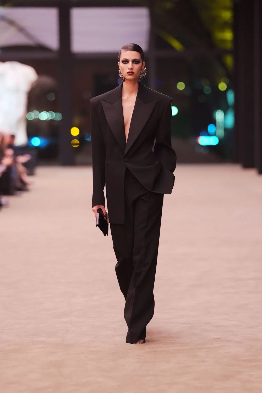 Чуттєвість та мінімалізм: свіжа лінія Saint Laurent осінь-зима 2026/2027
12