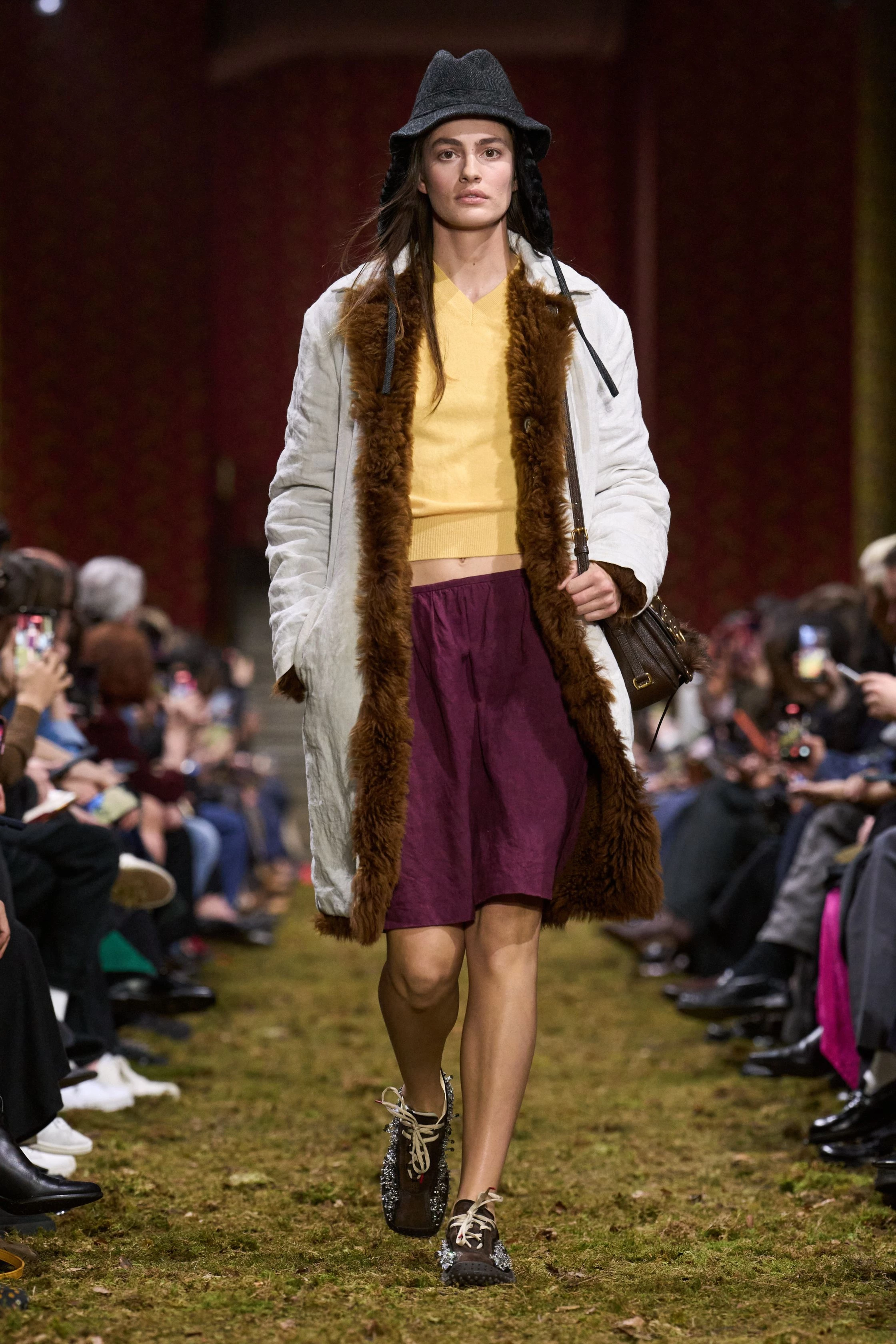 Miu Miu осінь-зима 2026/2027: свіжа збірка, мінімалістичний погляд Пради.
9