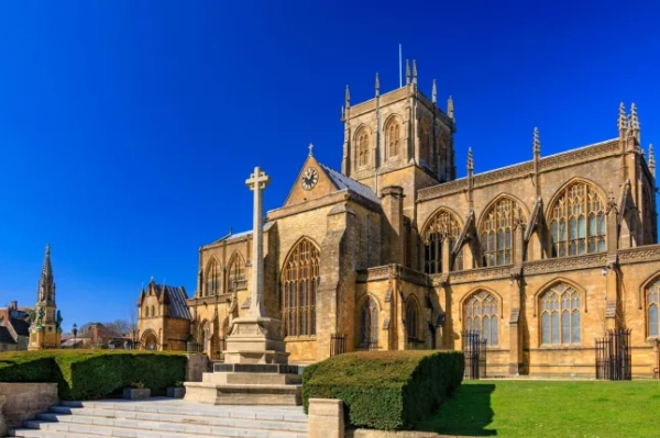 3B3GMH7 Історичне Шерборнське абатство – це пам'ятка архітектури I ступеня з різноманітними архітектурними стилями, Дорсет, Англія, Велика Британія.