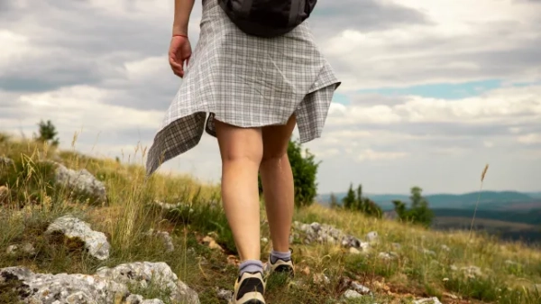 Мені дуже хотілося суші, тому я полетів до Японії на 18 годин. 13 Жінка піднімається на пагорб, піший туризм у дикій природі