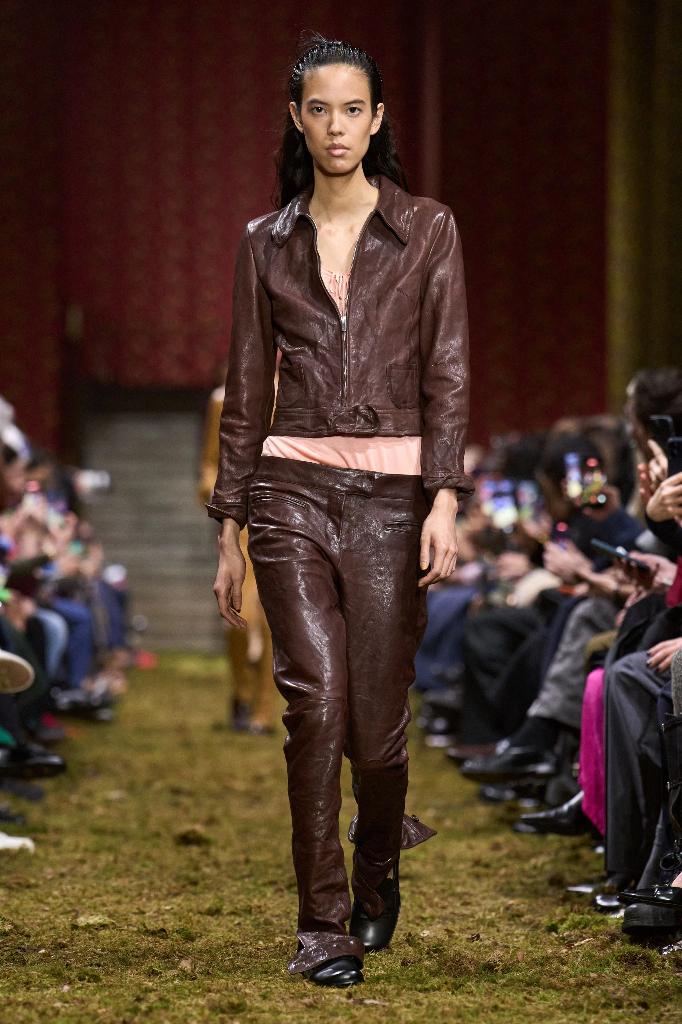 Miu Miu осінь-зима 2026/2027: свіжа збірка, мінімалістичний погляд Пради.
7