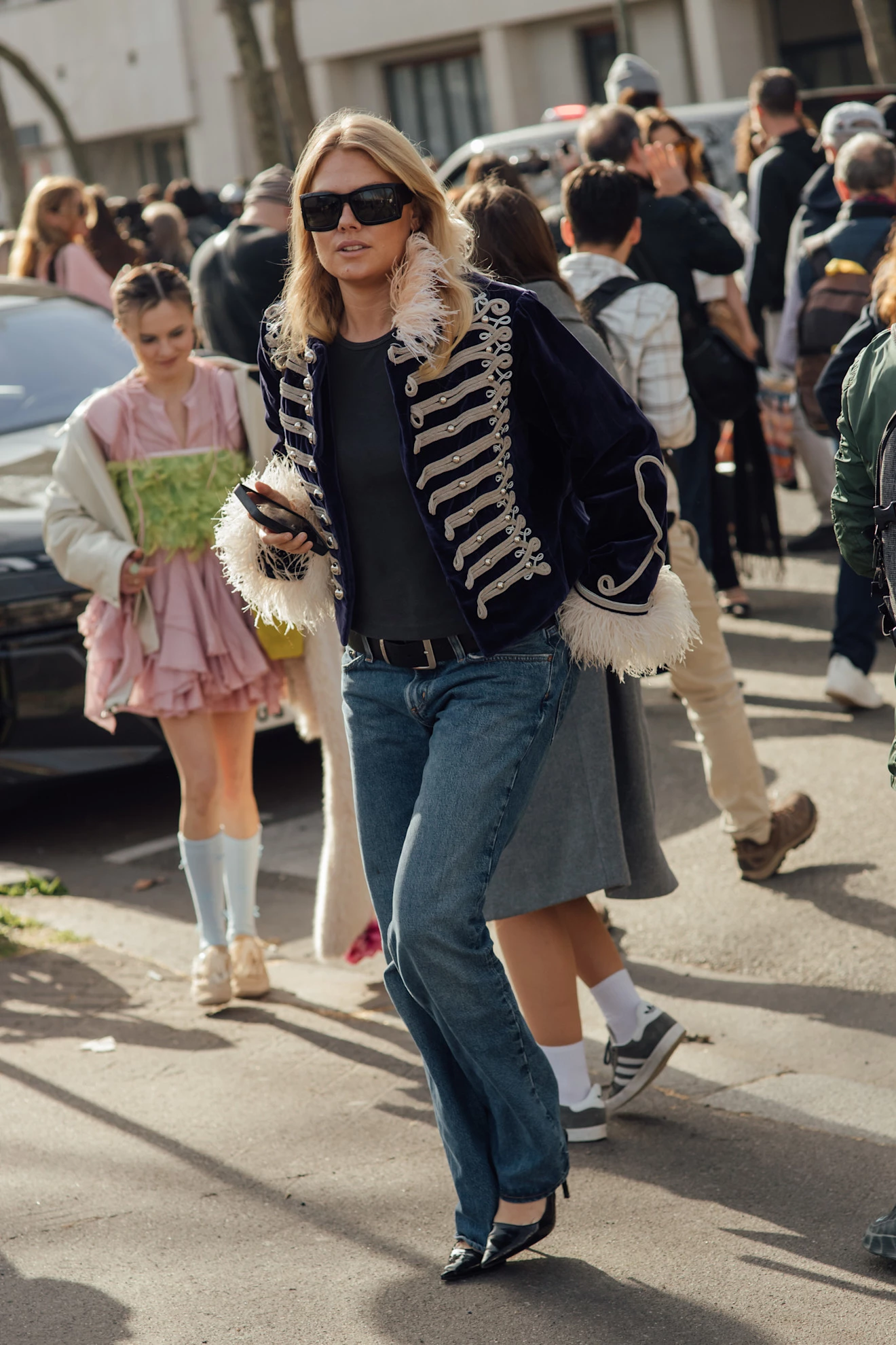 Французький шик: об'ємна зачіска для тонкого волосся після 40.
6