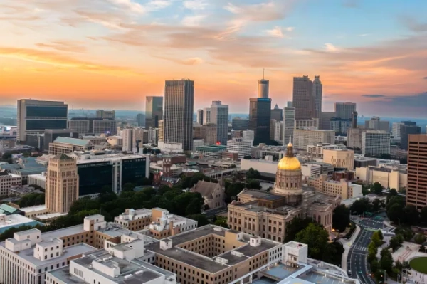 Капітолій штату Джорджія Атланта та міський горизонт з повітряних налаштувань пострілу