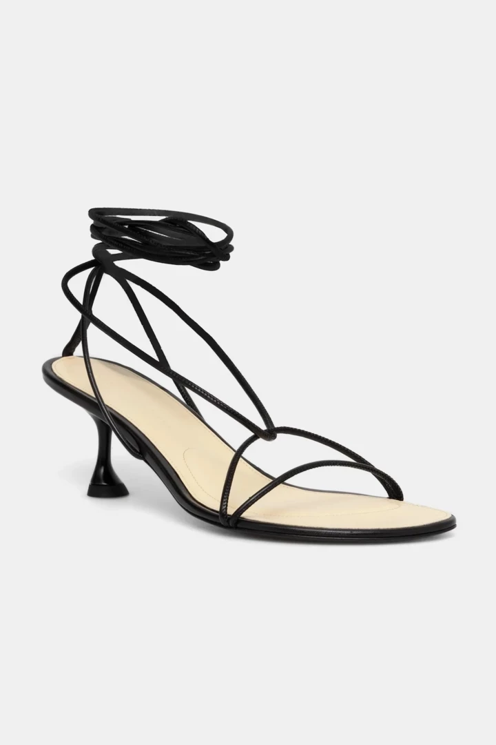 Прості та затишні босоніжки в дусі дев'яностих – трендове взуття сезону
3