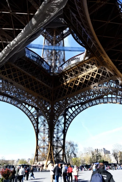 Обов'язкове посилання: Фото Apaydin Alain/ABACA/Shutterstock (16779388aa) Розташований на першому поверсі Ейфелевої вежі, підвісний міст пропонує сенсаційний перехід майже 60 метрів заввишки. З'єднуючи східну та західну колони на висоті близько сорока метрів, він обіцяє унікальний досвід та винятковий вид на Залізну Леді. у Парижі, Франція, 17 березня 2026 року. Запаморочення від Ейфелевої вежі - Париж, Франція - 17 березня 2026 року