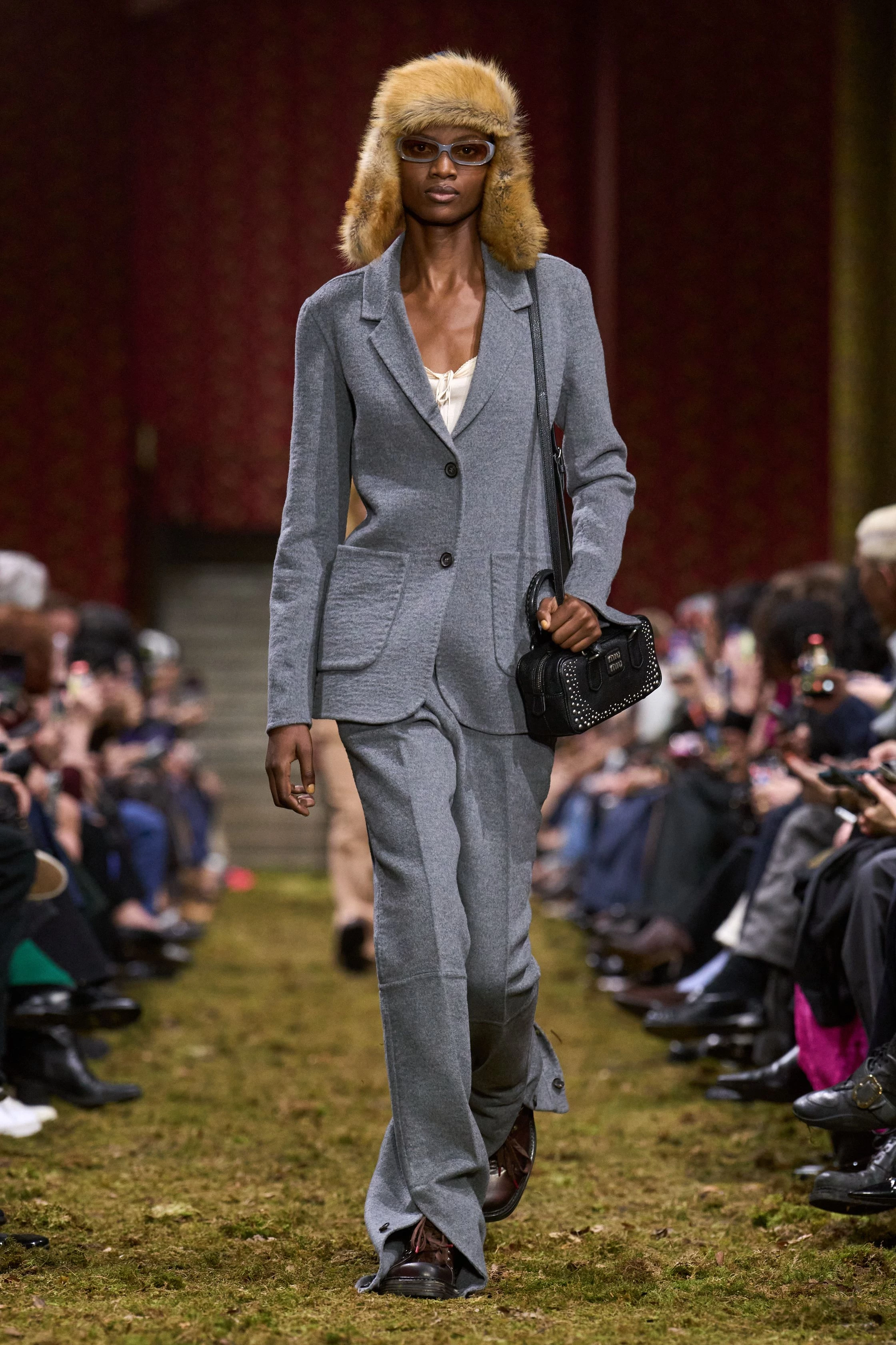 Miu Miu осінь-зима 2026/2027: свіжа збірка, мінімалістичний погляд Пради.
12