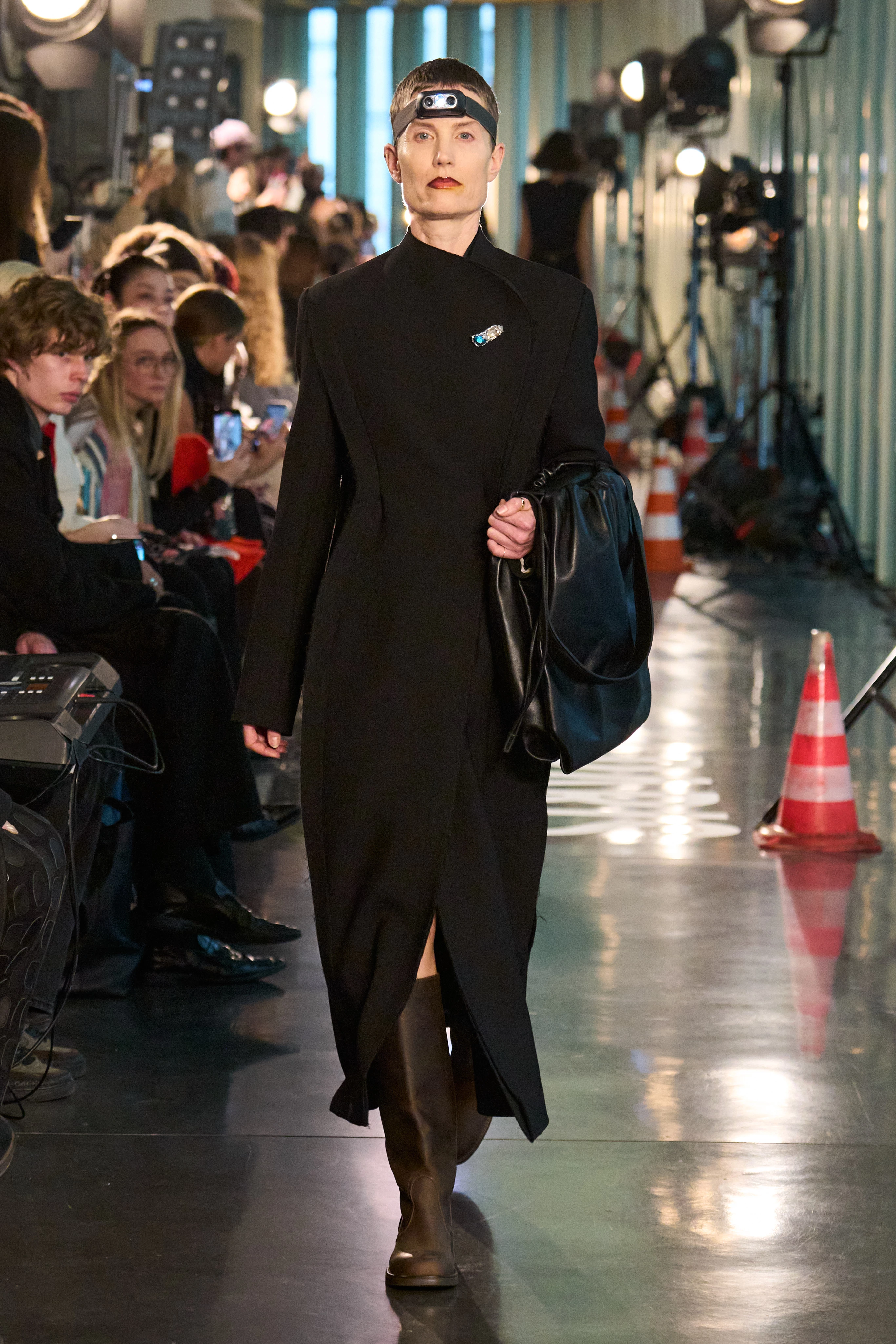 Незгасиме світло: LITKOVSKA освідчилась Києву в новій збірці. 14 Незгасиме світло: LITKOVSKA освідчилась Києву в новій збірці.
6