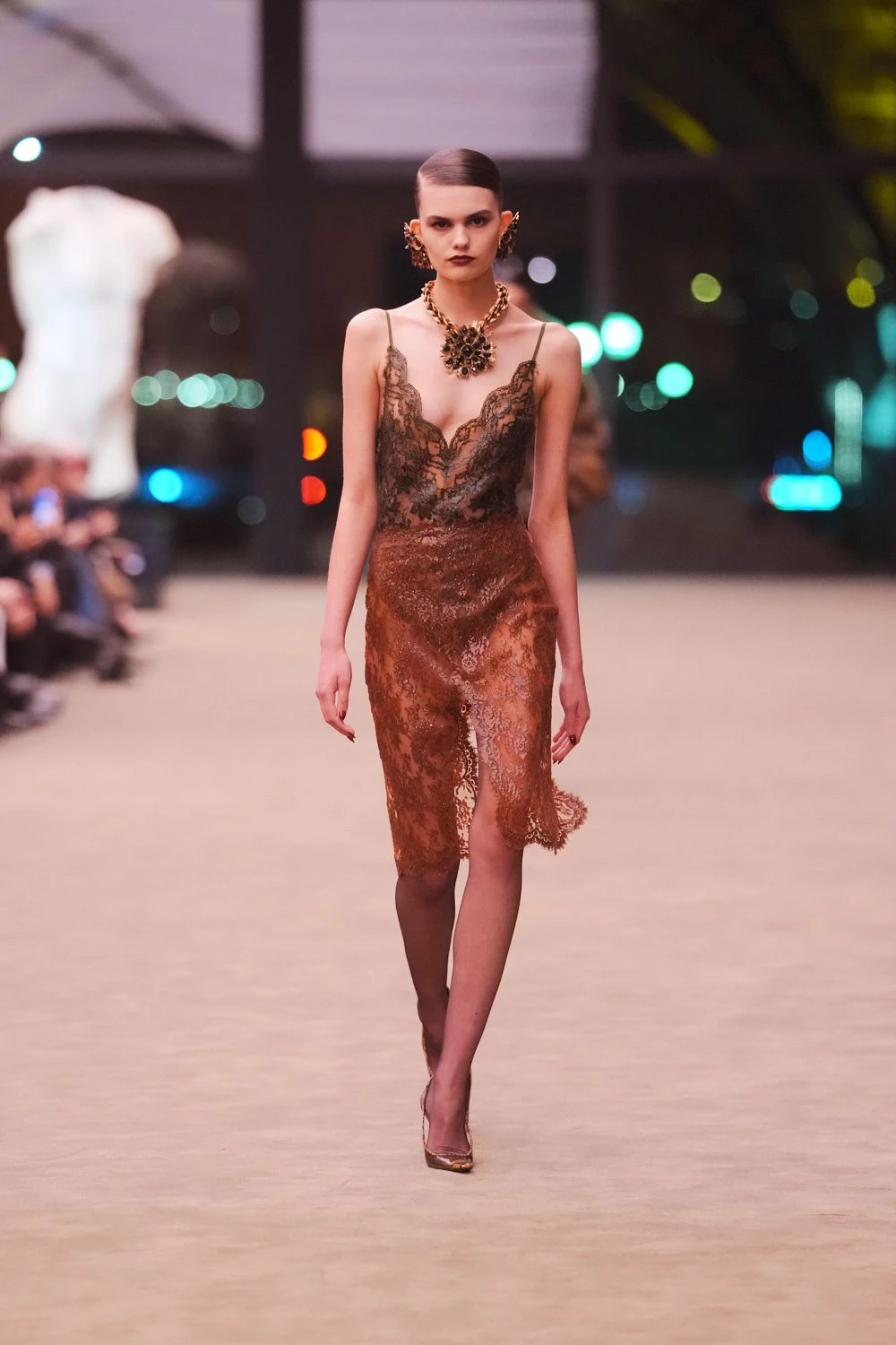 Чуттєвість та мінімалізм: свіжа лінія Saint Laurent осінь-зима 2026/2027
1