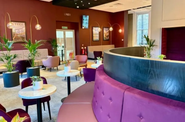 Усередині залу очікування першого класу на «найкращому залізничному вокзалі» Великої Британії