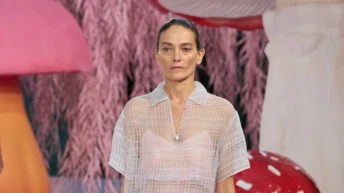 Головна 206 Відвертий стиль знову в моді: 5 варіантів, як елегантно носити прозоре цієї…