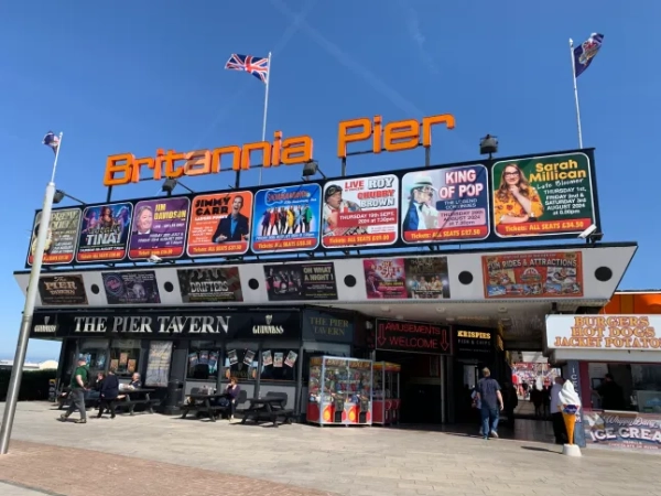 Пірс Британія у Грейт-Ярмуті теплого літнього дня.