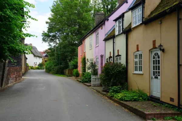 Ряди барвистих будинків в Ашвеллі, Гартфордшир.