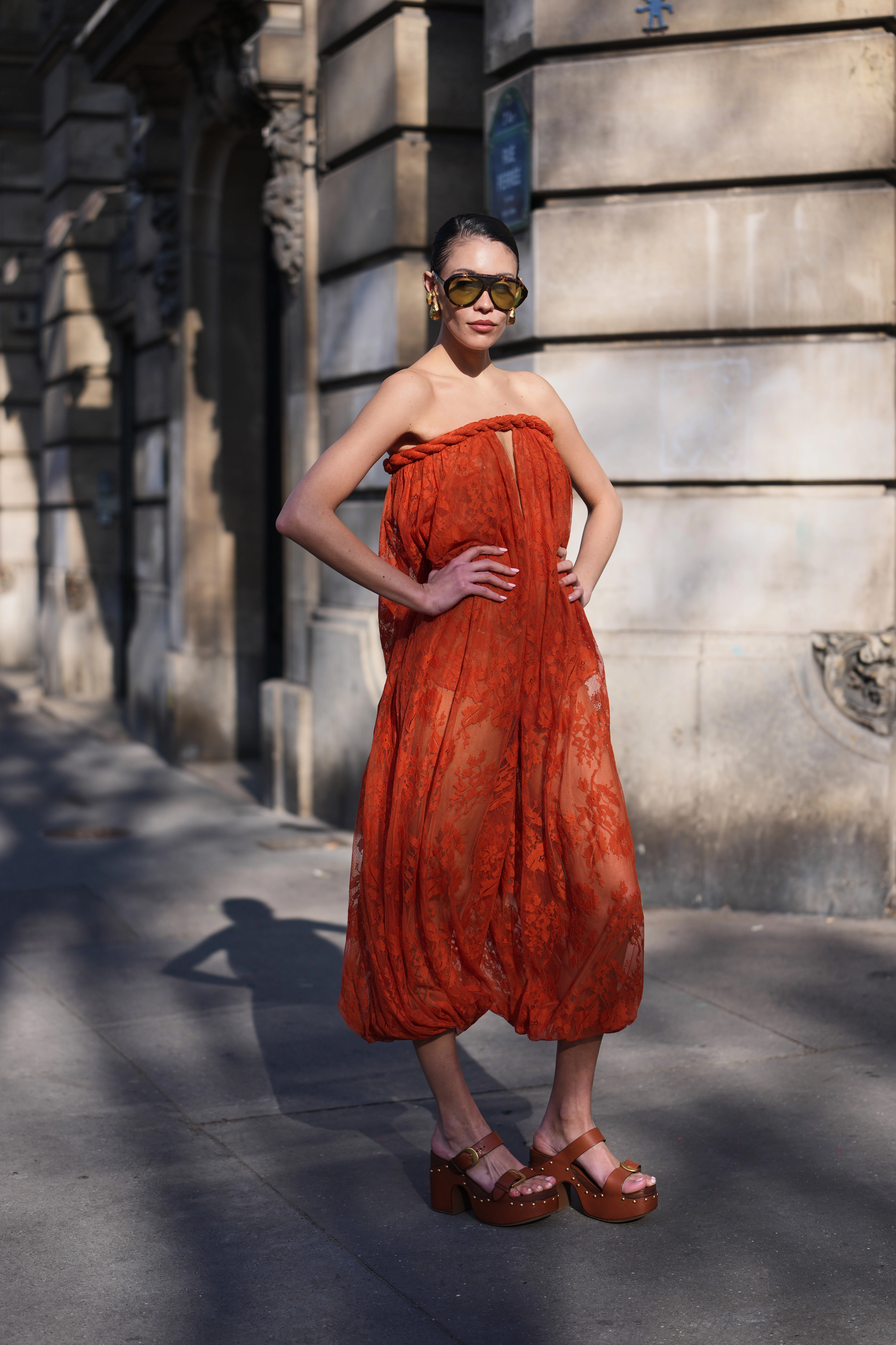 Клоги на дерев'яній платформі в стилі сімдесятих: найважливіша тенденція взуття цього сезону.
7