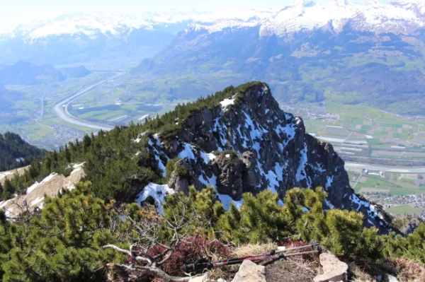 Вид з висоти пташиного польоту на Ліхтенштейн з вершини Альпшпіц